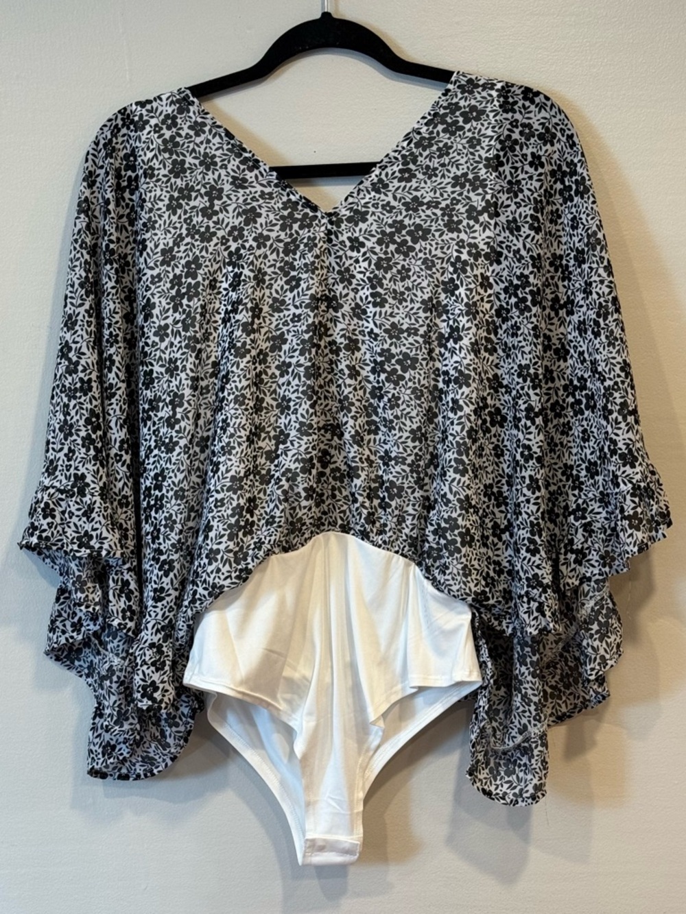 Pink Lily Floral Flutter Sleeve Black & White Boho Bodysuit Women's Small